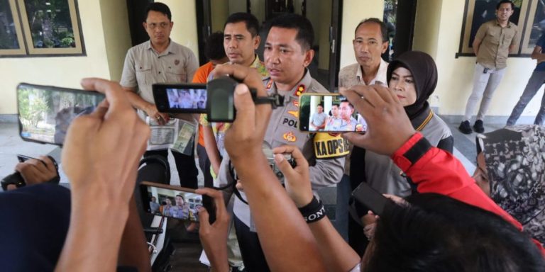 Polres Bangkalan Ungkap Kasus Pencuri Handphone Di Counter HP Polres Bangkalan Ungkap Kasus Pencuri Handphone Di Counter HP