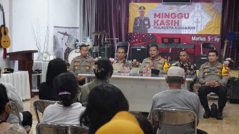 Kapolresta Sidoarjo Gelar Acara Minggu Kasih Di Gereja GPPS Watugolong Krian