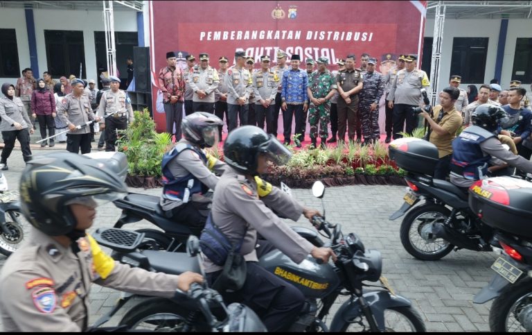 Polda Jatim Menindaklanjuti Jum'at Curhat Menggelar Acara Baksos Dan Bakkes Di Wilayah Madura