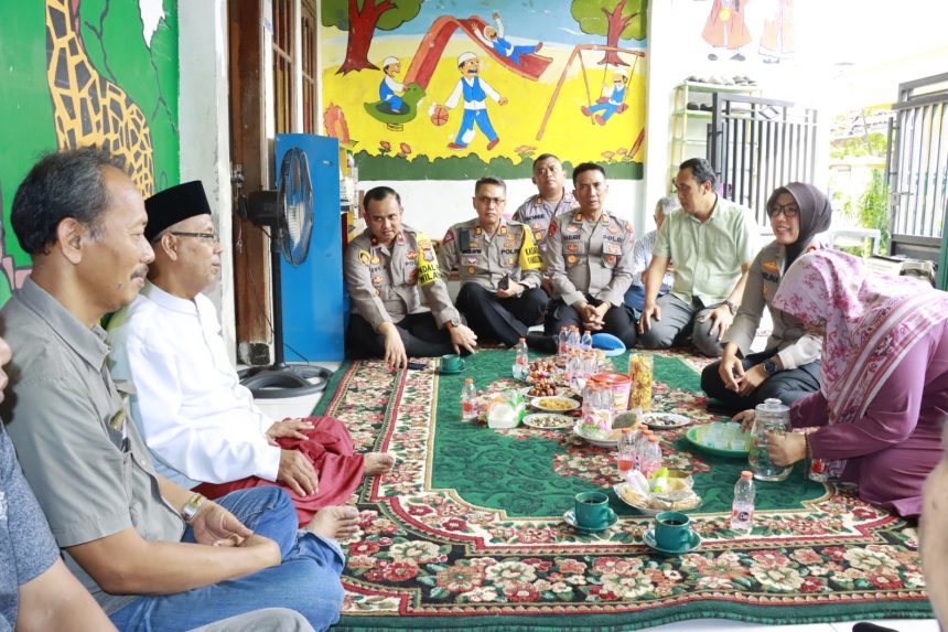 Kapolres Tanjung Perak Surabaya Berkunjung Dan Sekaligus Silahturahmi Kediaman Tokoh Agama Ustadz KH
