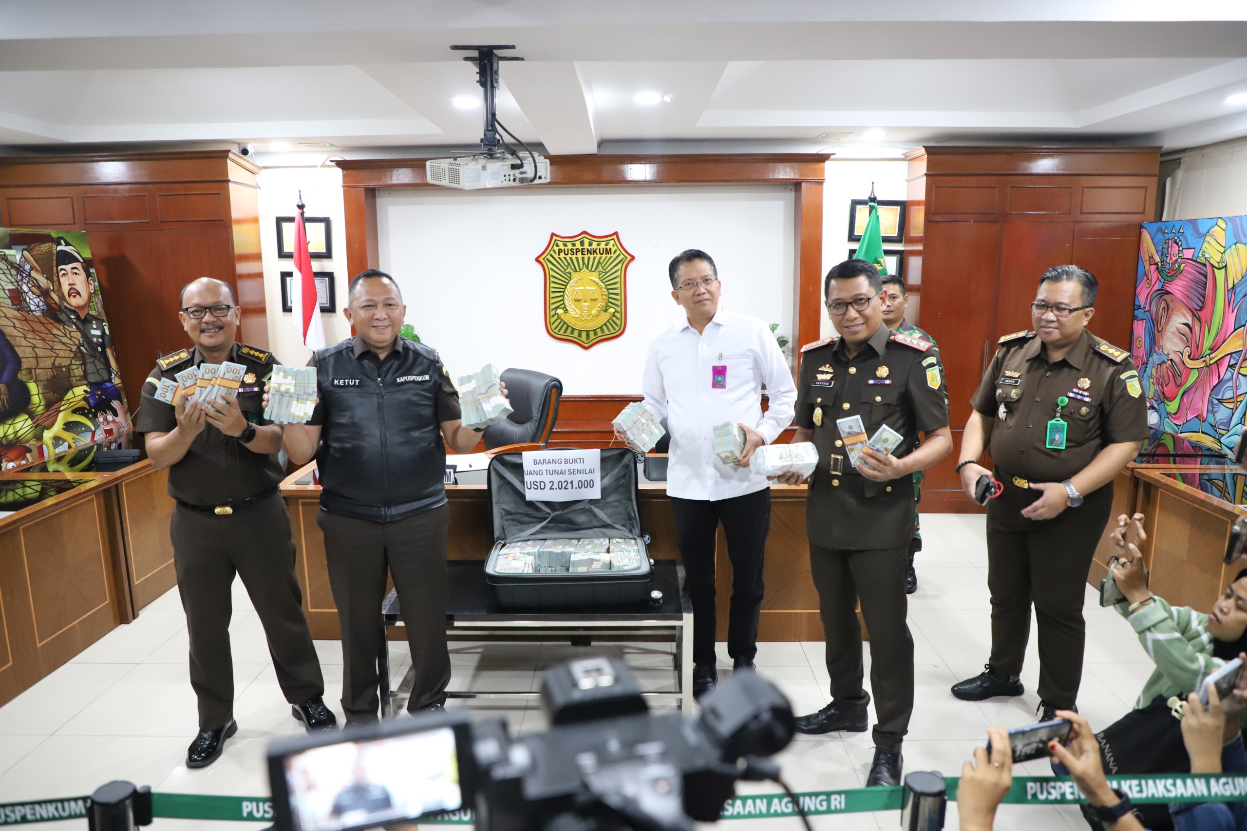 Penerimaan Uang Sejumlah USD 2.021.000 Diduga Terkait Proyek Pembangunan Infrastruktur BTS 4G BAKTI KOMINFO