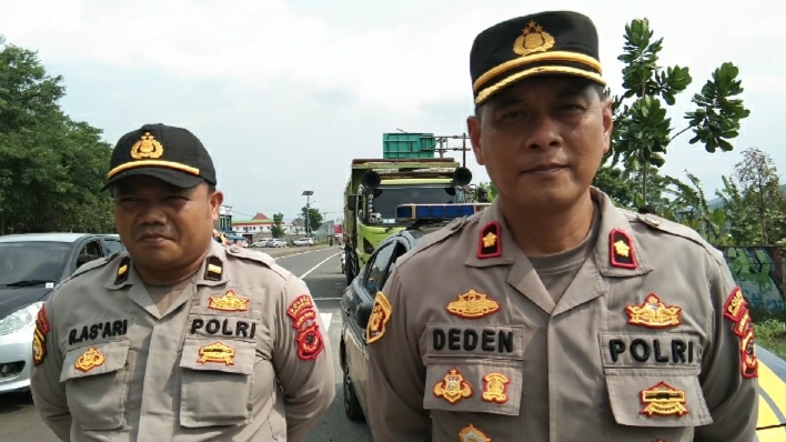 Perhatian Polri Terhadap Supir Truk, Unit Samapta Polsek Cisaat Polres Sukabumi Kota Berbagi Makan Siang Gratis