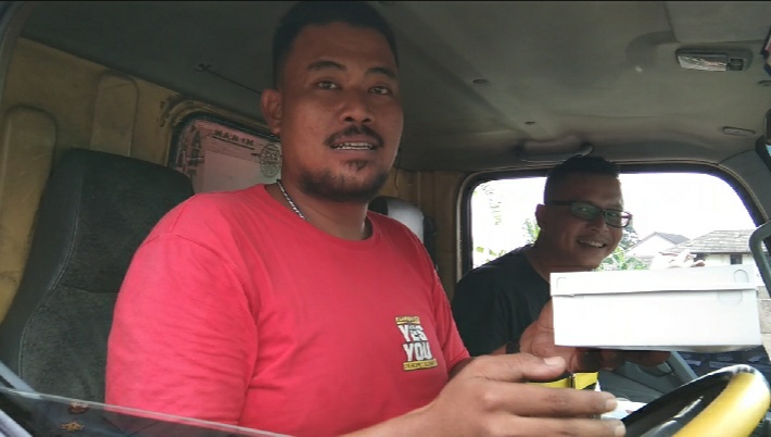 Perhatian Polri Terhadap Supir Truk, Unit Samapta Polsek Cisaat Polres Sukabumi Kota Berbagi Makan Siang Gratis