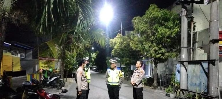 Polsek Tambaksari Menggelar Patroli Rutin Guna Mencegah Aksi Gengster Di Surabaya Polsek Tambaksari Menggelar Patroli Rutin Guna Mencegah Aksi Gengster Di Surabaya