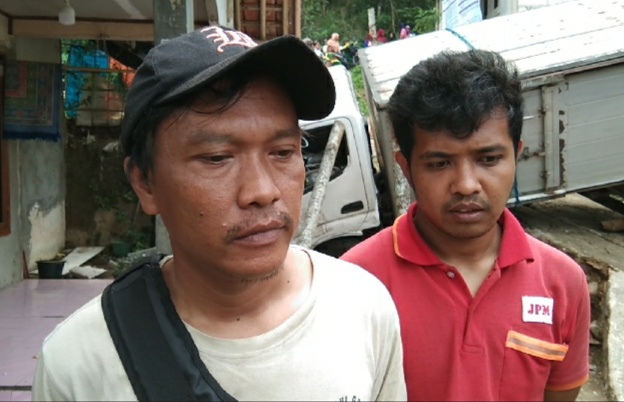 Sebuah Truk Terguling Timpa Rumah Warga Di Sukamanis Kadudampit Sukabumi Sebuah Truk Terguling Timpa Rumah Warga Di Sukamanis Kadudampit Sukabumi