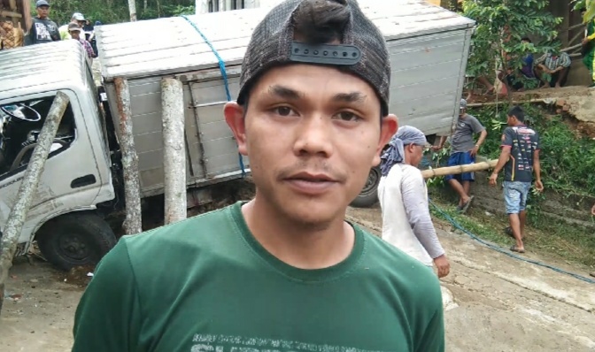 Sebuah Truk Terguling Timpa Rumah Warga Di Sukamanis Kadudampit Sukabumi Sebuah Truk Terguling Timpa Rumah Warga Di Sukamanis Kadudampit Sukabumi