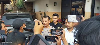 Polrestabes Surabaya Rekontruksi Modus Penggandaan Uang Dengan Media Gentong