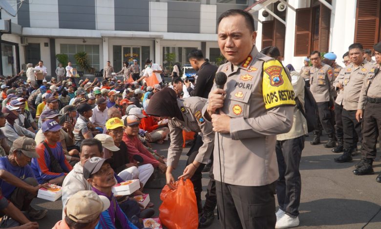 Kapolrestabes Surabaya Menggelar Acara Makan Bareng Bersama Para Abang Tukang Becak