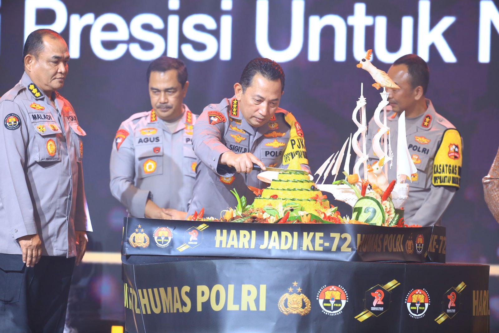 Kapolri Memberikan Dua Hadiah Sekaligus Ke Divisi Humas Polri