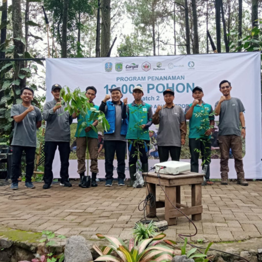Cargill and Local Communities Planted 5,000 Trees to Preserve Water Sources on Mount Arjuna, Pasuruan, East Java