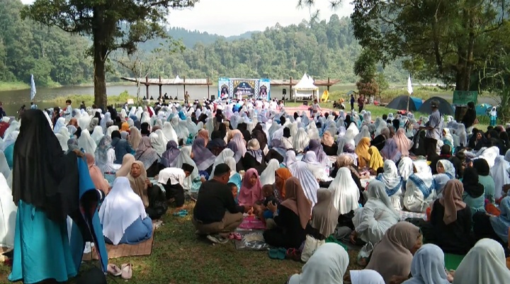 Dalam Rangka Khotam Qubro, KTT 30 Juz Desa Kadudampit Gelar Do'a Bersama dan Tadabur Alam di Danau Situgunung