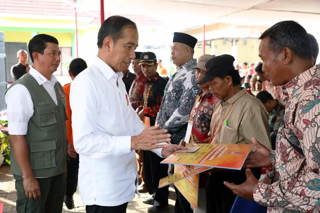 Kepala BNPB Dampingi Presiden RI Serahkan Bantuan Dana Stimulan Gagal Panen Akibat Banjir