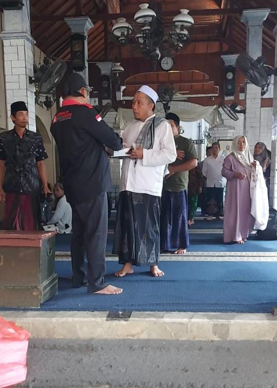 Pemilik Amanah Catering Ibu Hj. Eka Membagikan 100 Nasi Kotak Di Makam Habib Syech Botoputih Surabaya Pemilik Amanah Catering Ibu Hj. Eka Membagikan 100 Nasi Kotak Di Makam Habib Syech Botoputih Surabaya