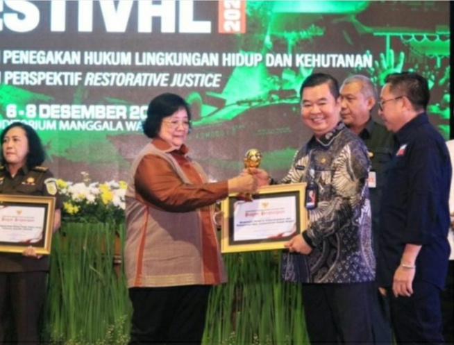 Dukung Perhutanan Sosial, Kementerian LHK Berikan Penghargaan Gakkum Award 2023 Kepada Dirjen Dukcapil