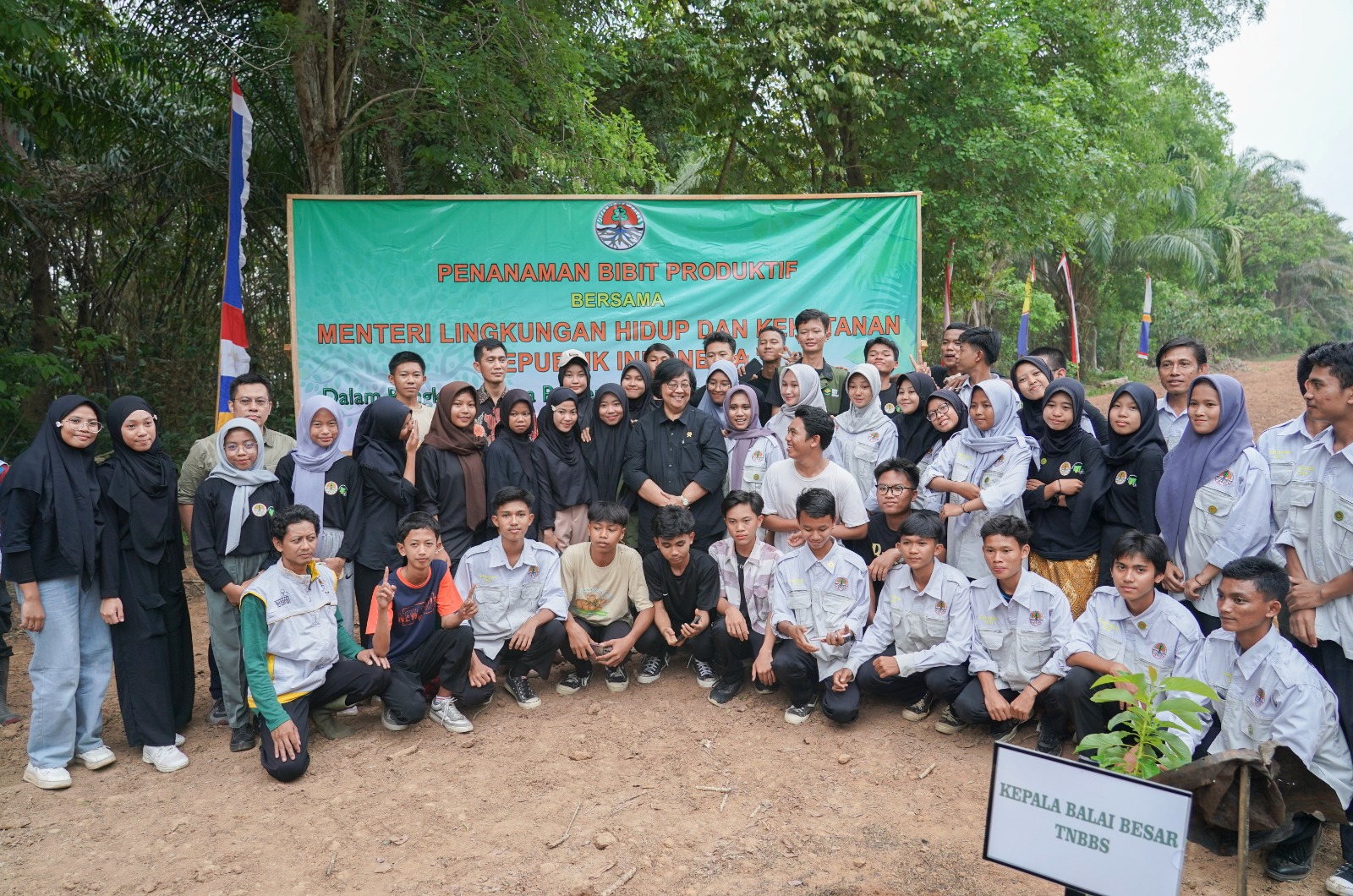 Menteri LHK Serahkan Petikan SK Green Ambassador dan Lakukan Observasi Badak Sumatera