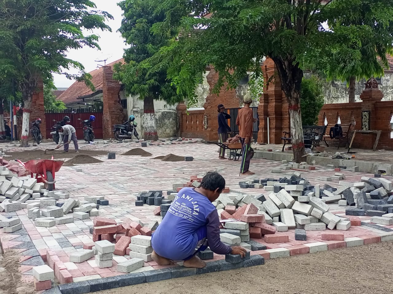 Kota Mojokerto meluncurkan proyek rehabilitasi trotoar di Jalan Gajah Mada sebagai bagian dari upaya peningkatan infrastruktur kota