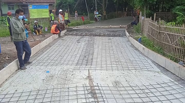 Proyek Pembangunan Rekonstruksi Jalan Wibawa Mulya - Ridomanah Diduga Tidak Sesuai Spesifikasi