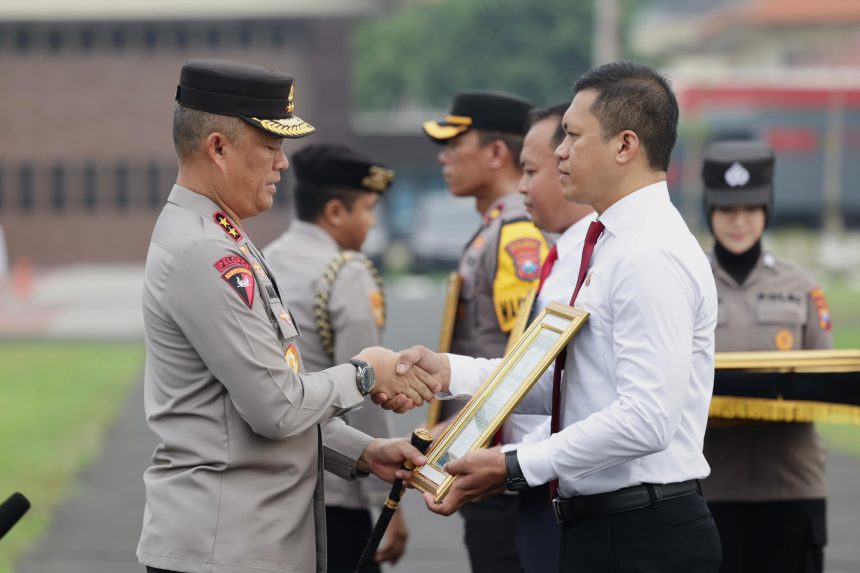Kapolda Jatim Pimpin Langsung Memberikan Penghargaan Pada Anggota dan PNS Kapolda Jatim Pimpin Langsung Memberikan Penghargaan Pada Anggota dan PNS
