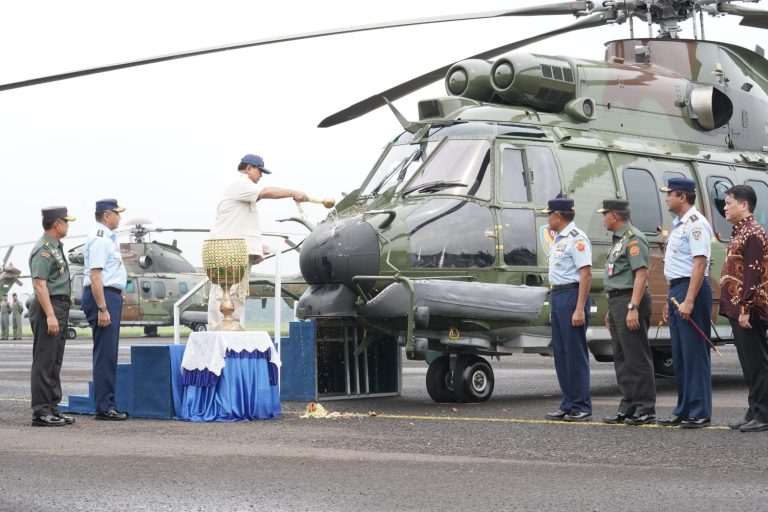 Menhan Prabowo Serahkan Delapan Unit Helikopter H225M dan Resmikan Full Flight Simulator H225M