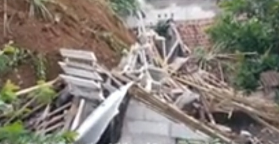 Belasan Rumah Rusak Berat dan Puluhan Terancam, Akibat Musibah Longsor Di Sekarwangi Cibadak Belasan Rumah Rusak Berat dan Puluhan Terancam, Akibat Musibah Longsor Di Sekarwangi Cibadak