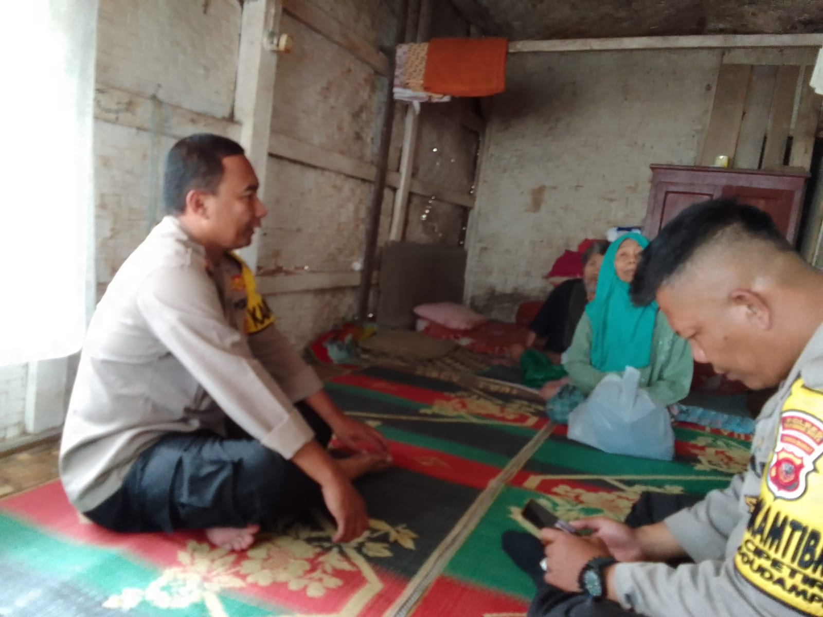 Kapolsek Kadudampit Polres Sukabumi Kota Peduli Warga, Di Dampingi Anggotanya Kapolsek Datangi Warga Sakit Menahun Kapolsek Kadudampit Polres Sukabumi Kota Peduli Warga, Di Dampingi Anggotanya Kapolsek Datangi Warga Sakit Menahun