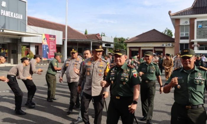 Kapolda Jatim Kunker Bersama Panglima Pangdam V Brawijaya, Pastikan Pemilu 2024 Kondusif Kapolda Jatim Kunker Bersama Panglima Pangdam V Brawijaya, Pastikan Pemilu 2024 Kondusif