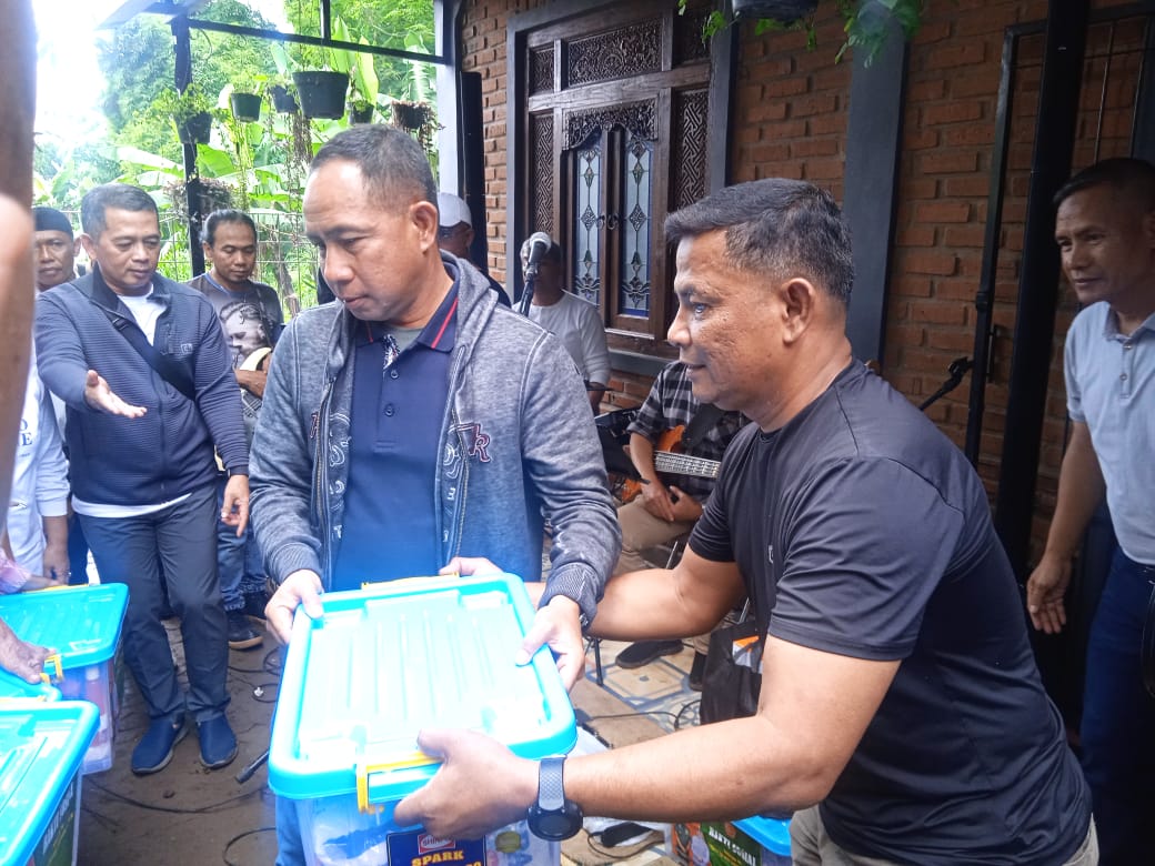 Panglima TNI Bagikan 300 Paket Sembako Untuk Pesantren dan Masyarakat Panglima TNI Bagikan 300 Paket Sembako Untuk Pesantren dan Masyarakat