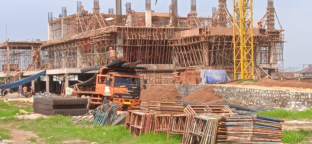 Proyek Pembangunan Gedung Pelatihan Akper di Jalan Pasirandu, Diduga Puluhan Pekerja Tidak Memakai K3 dan Tidak Mempunyai BPJS Ketenagakerjaan