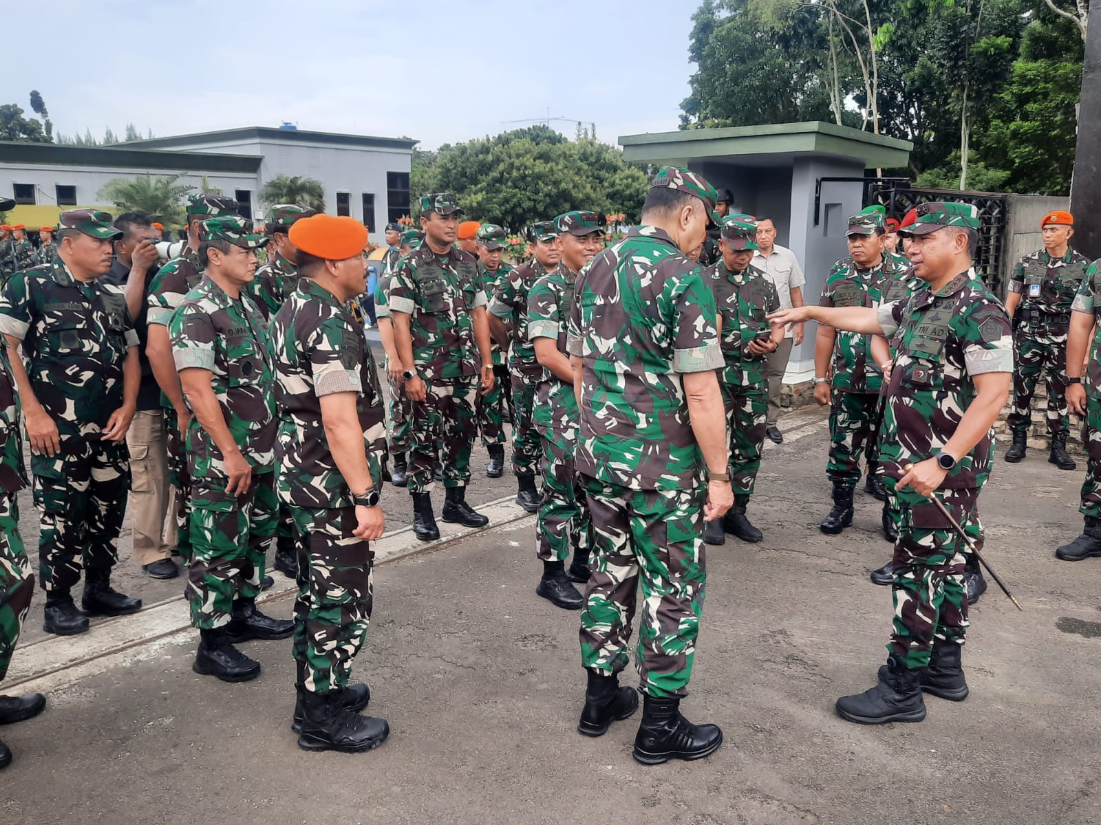 Panglima TNI Cek Kesiapan Pasukan Elite Baret Jingga Sat Bravo 90 Panglima TNI Cek Kesiapan Pasukan Elite Baret Jingga Sat Bravo 90