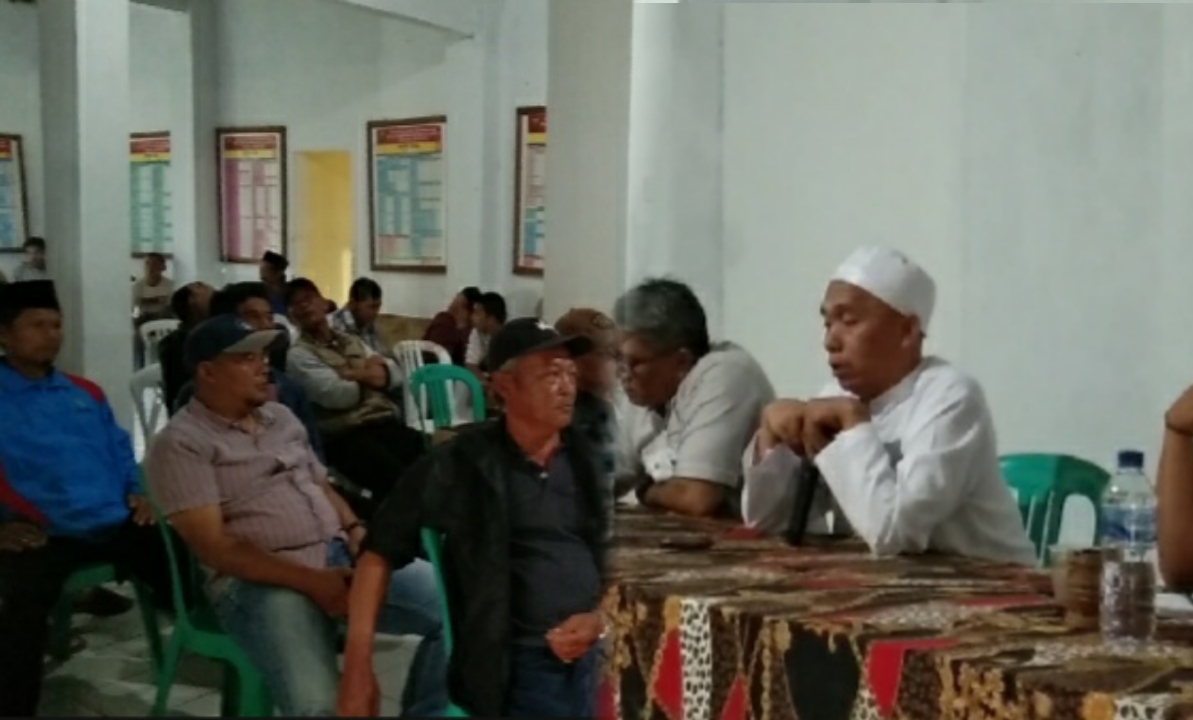 Sejumlah Petani Lahan ex Perkebunan Teh PTPN VIII Blok Cipetir Kadudampit Sukabumi Geruduk Kantor Desa Cipetir