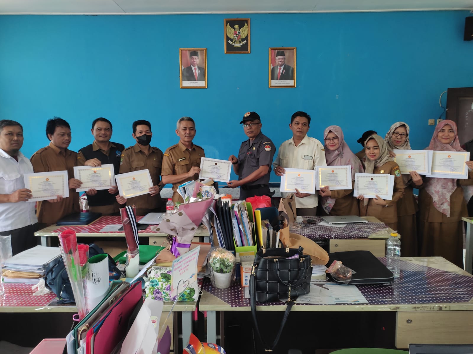 FKBN Kota Bekasi Berikan Sertifikat Bela Negara Dihari Pertama Sekolah Untuk Para Guru SMPN 38