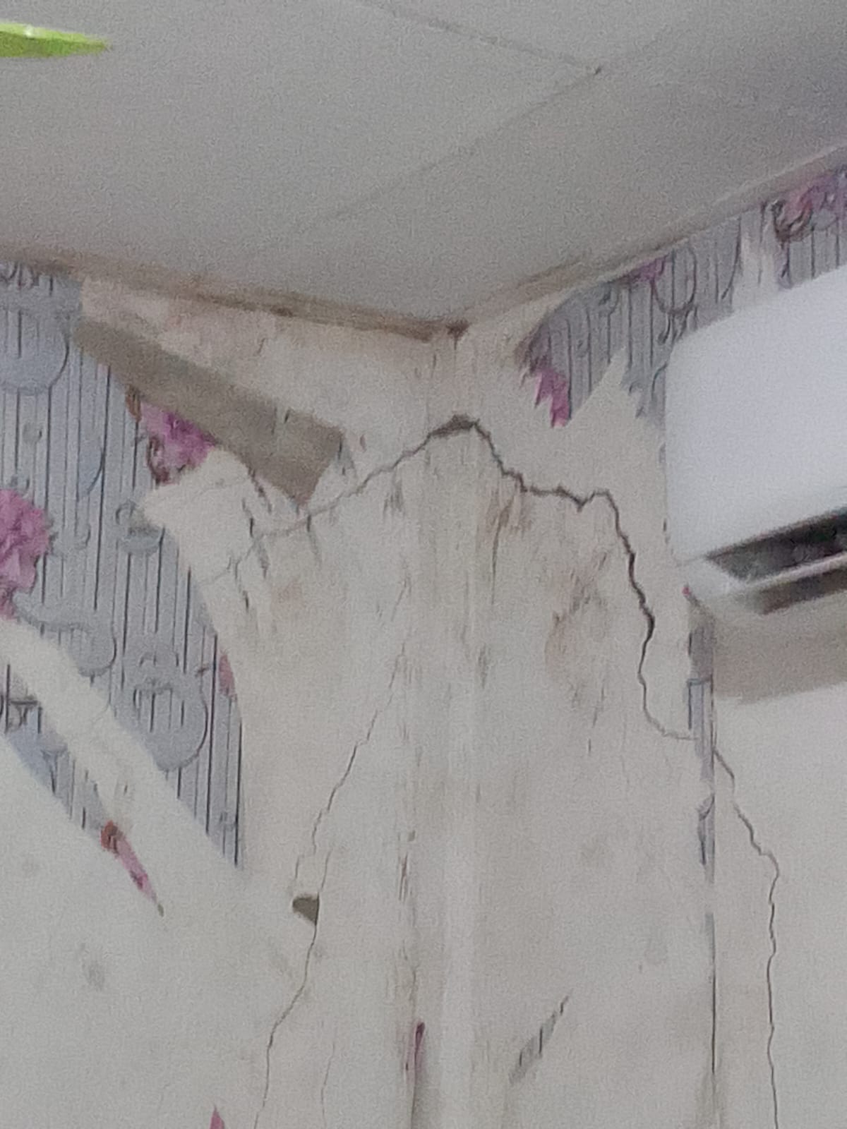 Jeritan Seorang Ibu Hamil yang Rumahnya Retak Akibat Proyek Tol Japek ll