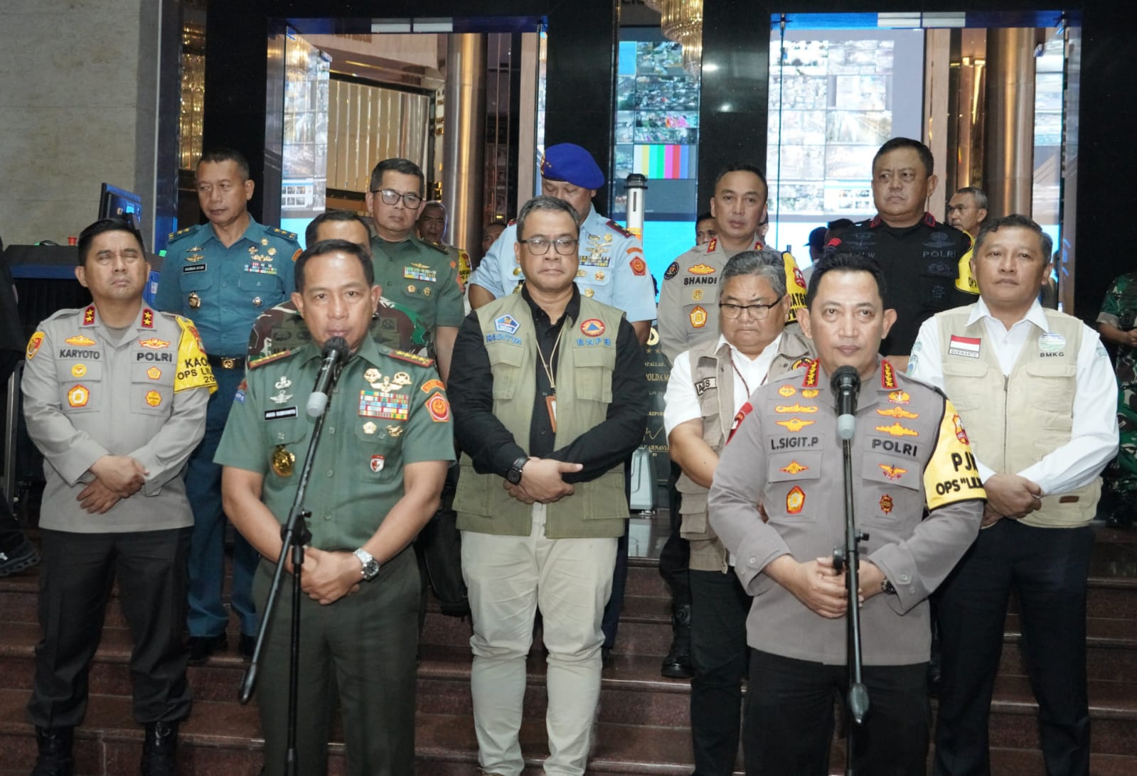 Panglima TNI dan Kapolri Laksanakan Pemantauan Keamanan Malam Tahun Baru 2024 Panglima TNI dan Kapolri Laksanakan Pemantauan Keamanan Malam Tahun Baru 2024