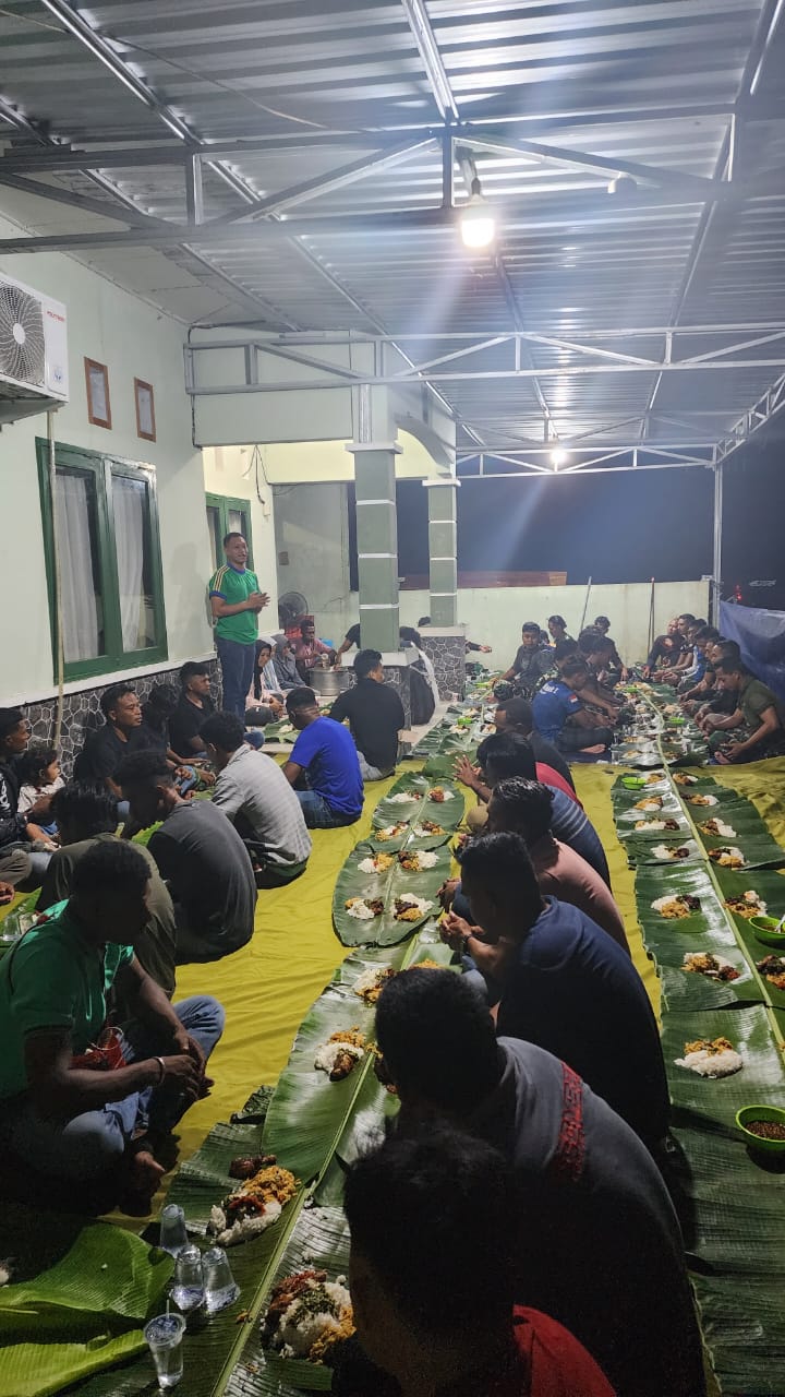 Satgas TMMD Ke-119 Kodim 1715/Yahukimo Mempererat Kebersamaan Melalui Makan Malam Bersama Satgas TMMD Ke-119 Kodim 1715/Yahukimo Mempererat Kebersamaan Melalui Makan Malam Bersama