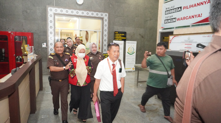 Penahanan Dua Orang Tersangka dalam Perkara Dugaan Tipikor Penjualan Aset Yayasan Batang Hari Sembilan