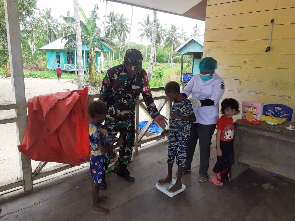 Babinsa 01/Kokonao Dampingi Pelaksanaan Kegiatan Posyandu dan Pemberian Vitamin