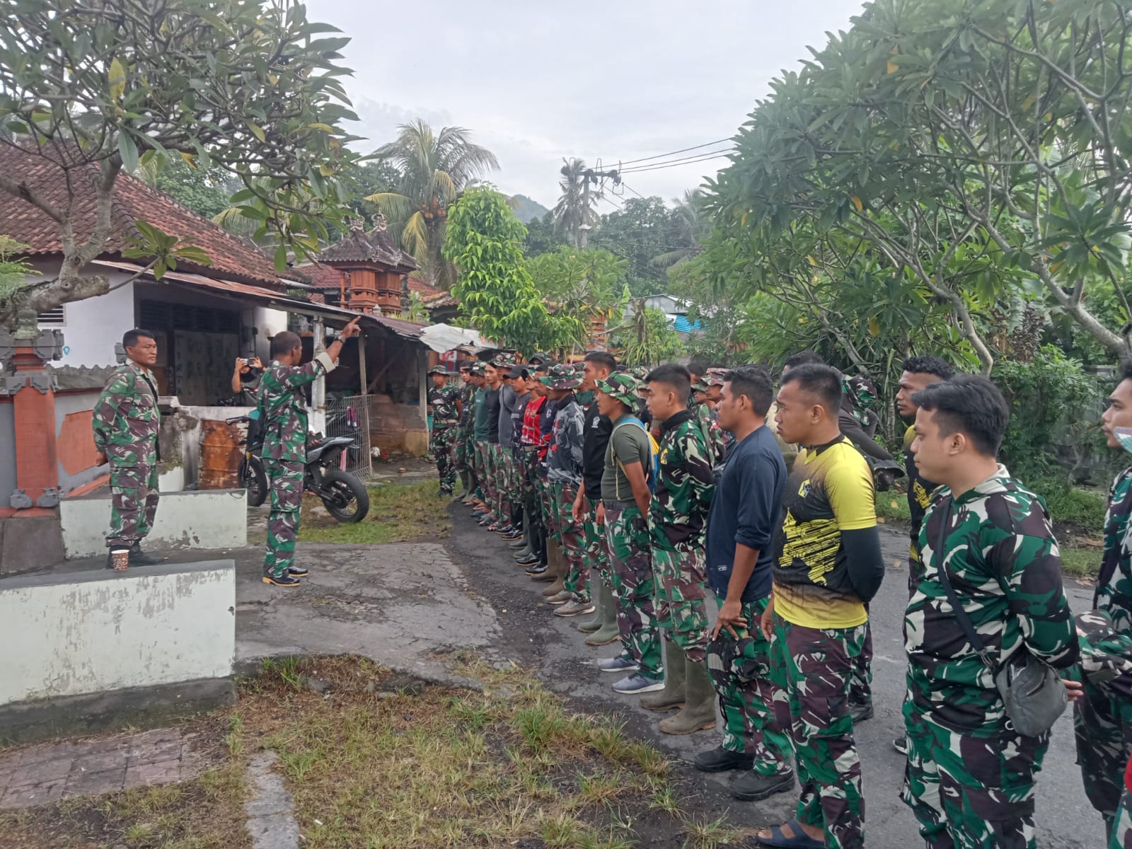 Kurang Lebih 100 Personel Terlatih Menyerbu Perkampungan Warga