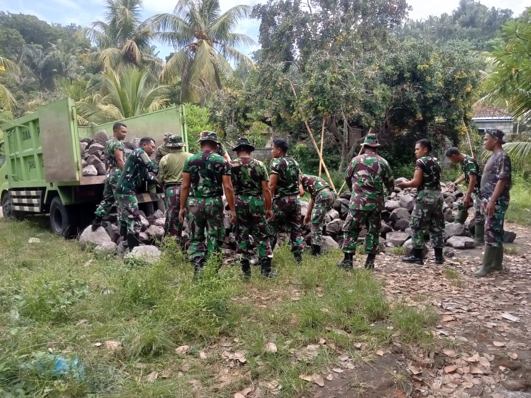 Puluhan TNI Membawa Batu Serbu Kampung Warga