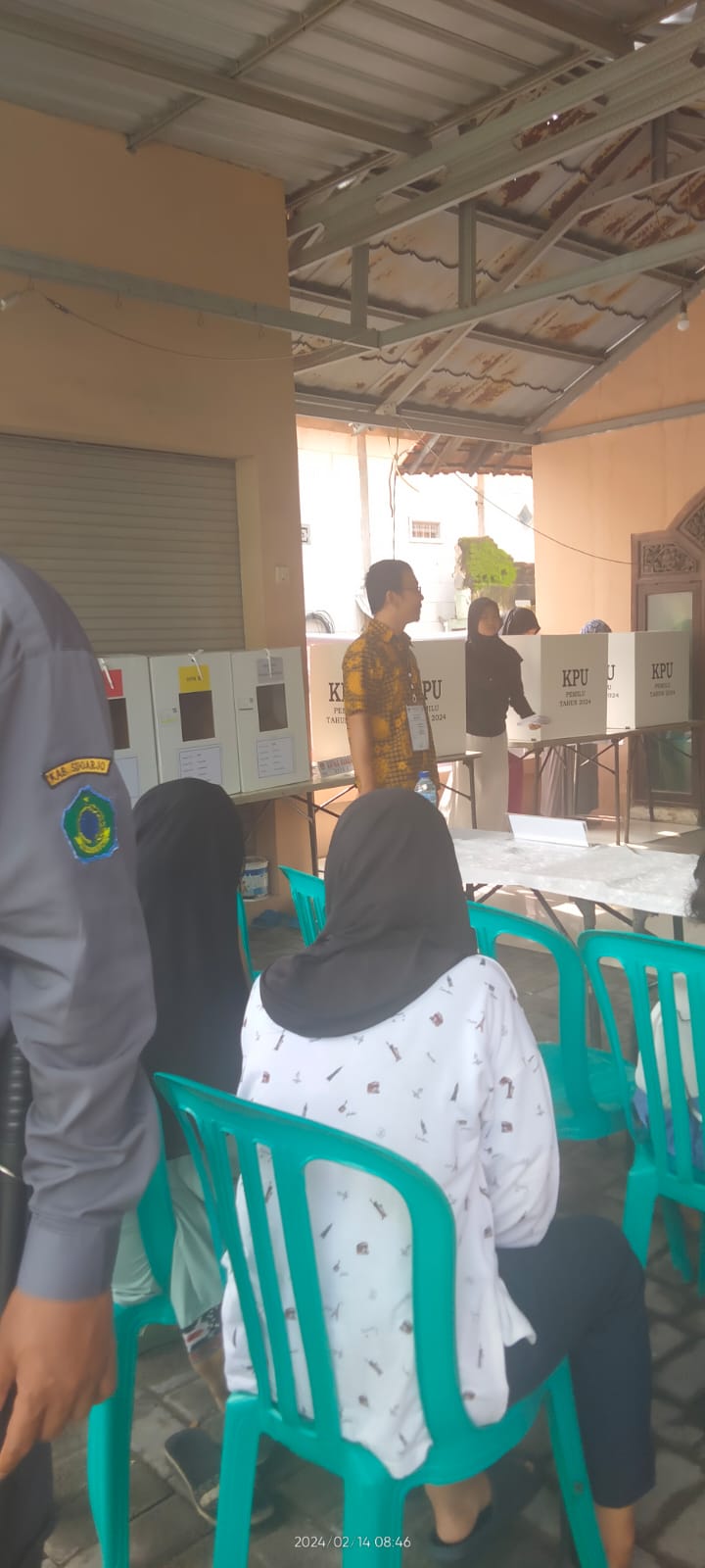 Warga Ketajen Gedangan Datangi TPS Dengan Antusias Warga Ketajen Gedangan Datangi TPS Dengan Antusias
