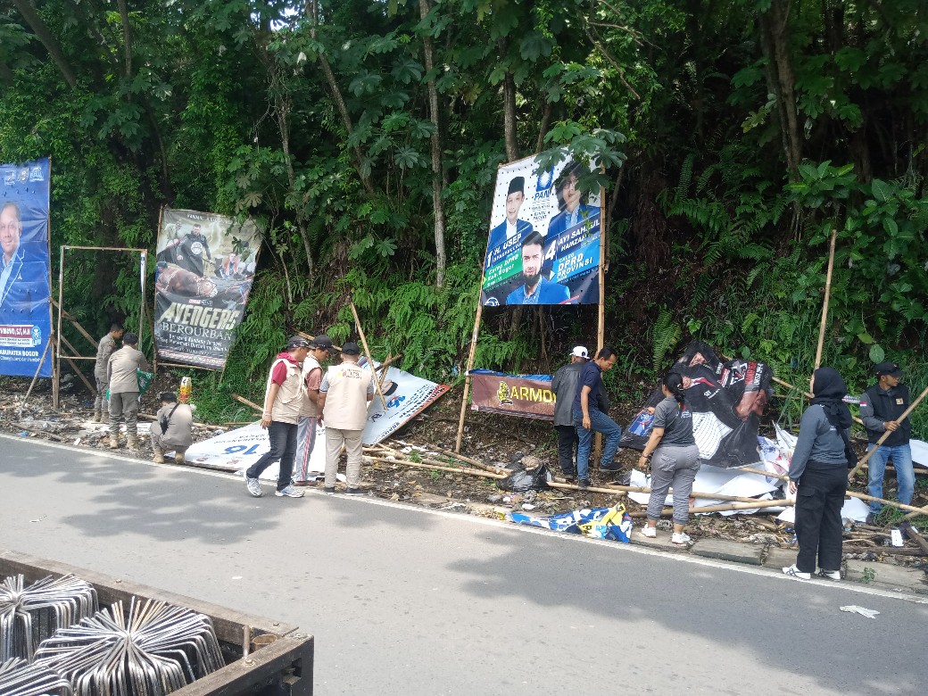 Hari Kedua Masa Tenang Pemilu 2024, Panwascam dan Satpol PP Kecamatan Ciampea Lakukan Penertiban APK