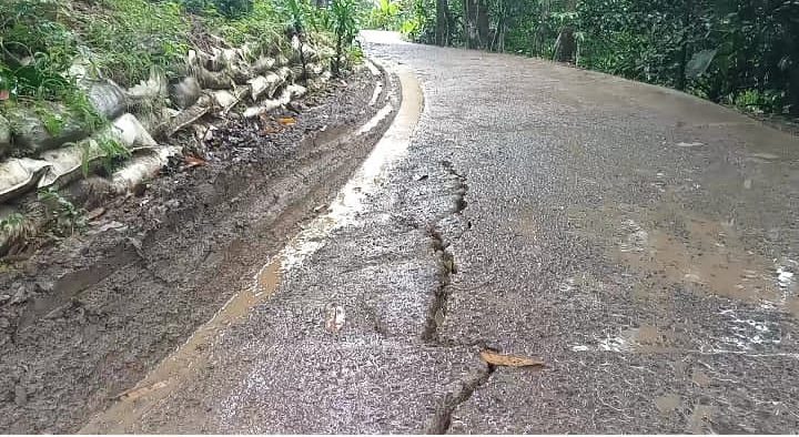 Alat Berat dan Truck Tanah dari Galian C Rusak Jalan Hasil Samisade