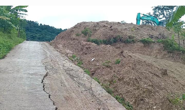 Alat Berat dan Truck Tanah dari Galian C Rusak Jalan Hasil Samisade