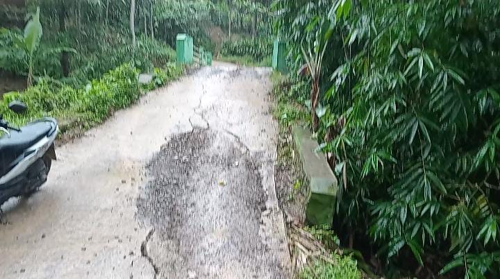 Alat Berat dan Truck Tanah dari Galian C Rusak Jalan Hasil Samisade