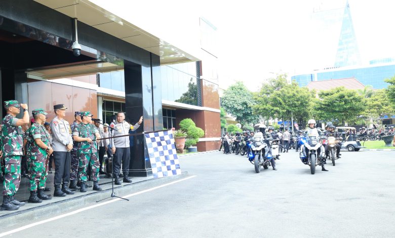 Kapolda Jatim Pimpin Langsung Upacara Apel Gelar Bulan Bhakti TNI-Polri 2024 Kapolda Jatim Pimpin Langsung Upacara Apel Gelar Bulan Bhakti TNI-Polri 2024