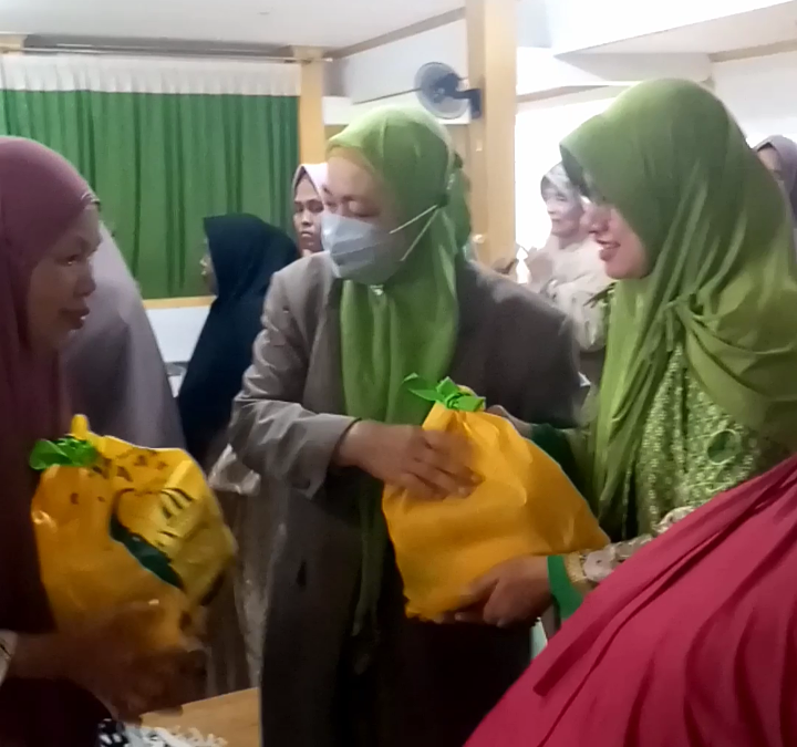 Muslimat NU PAC Leuwiliang Berikan Santunan 100 Paket Kepada Janda dan Dhuafa Muslimat NU PAC Leuwiliang Berikan Santunan 100 Paket Kepada Janda dan Dhuafa