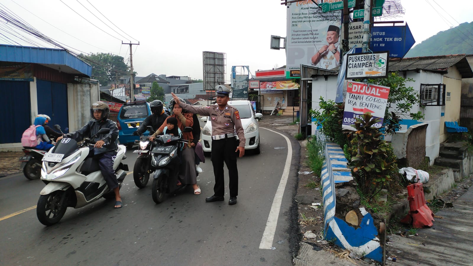 Anggota Polsek Ciampea Polres Bogor Laksanakan Rutin Gatur Lalu Lintas