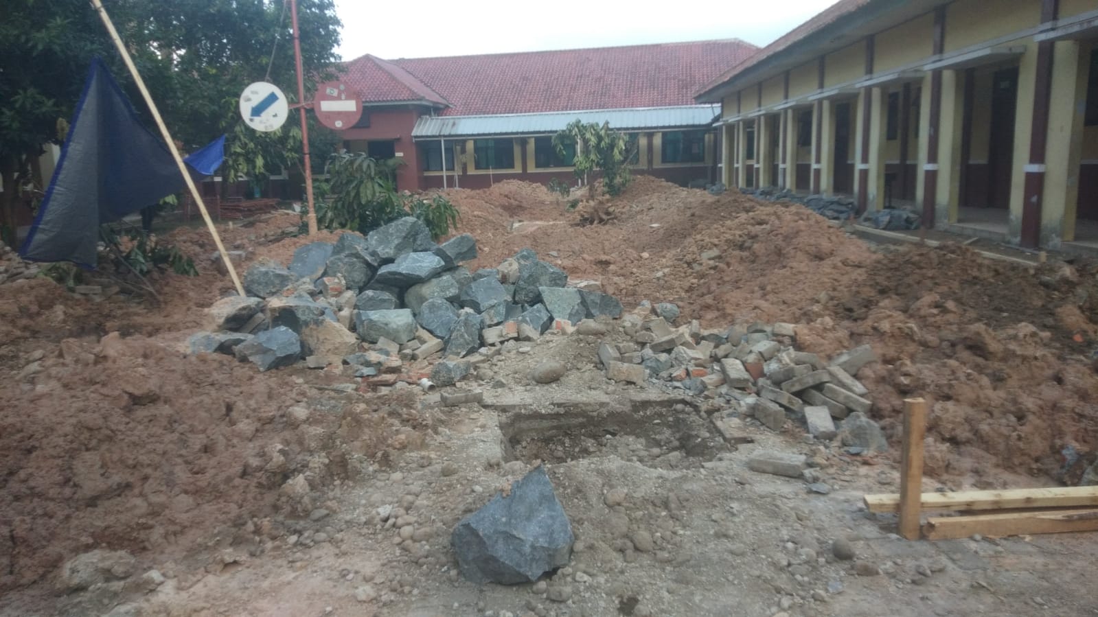 Pembangunan Ruang Kelas Baru SMKN 1 Cibarusah Diduga ada Kecurangan