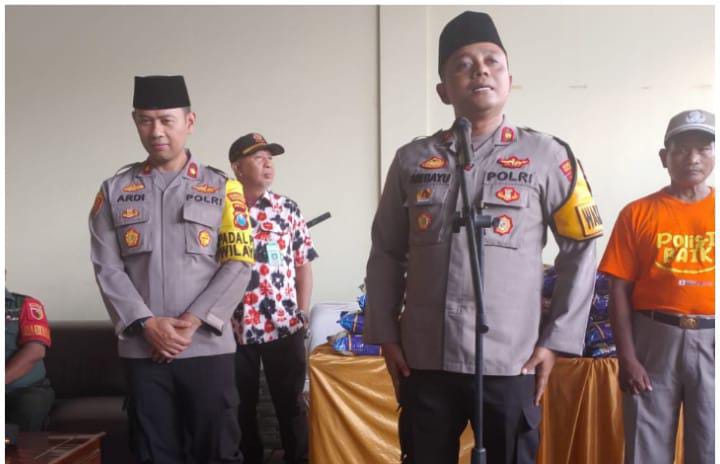 Polres Tanjung Perak Menggelar Baksos, Sekaligus Membagikan Sembako Bersama Forum Pemuda Bersatu Polres Tanjung Perak Menggelar Baksos, Sekaligus Membagikan Sembako Bersama Forum Pemuda Bersatu