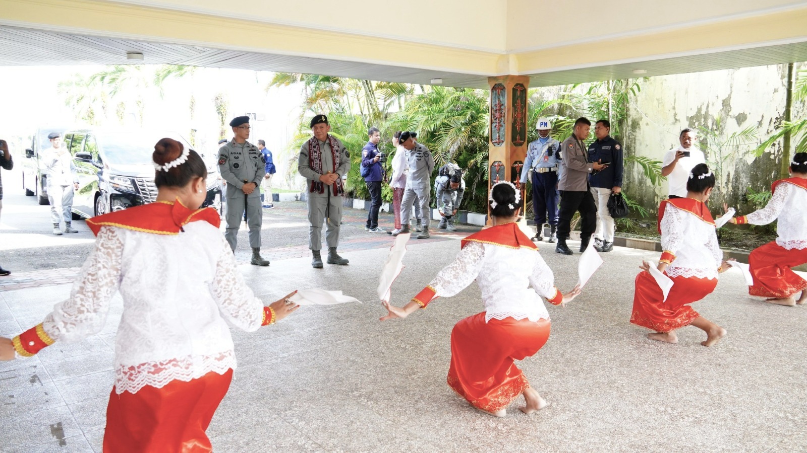 Tiba di Ambon, Kepala Bakamla RI Disambut Tari Lenso