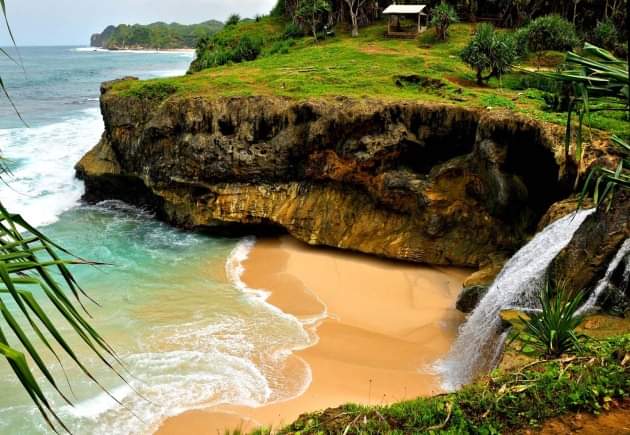 Keindahan Pantai Banyu Tibo di Pacitan, Jawa Timur